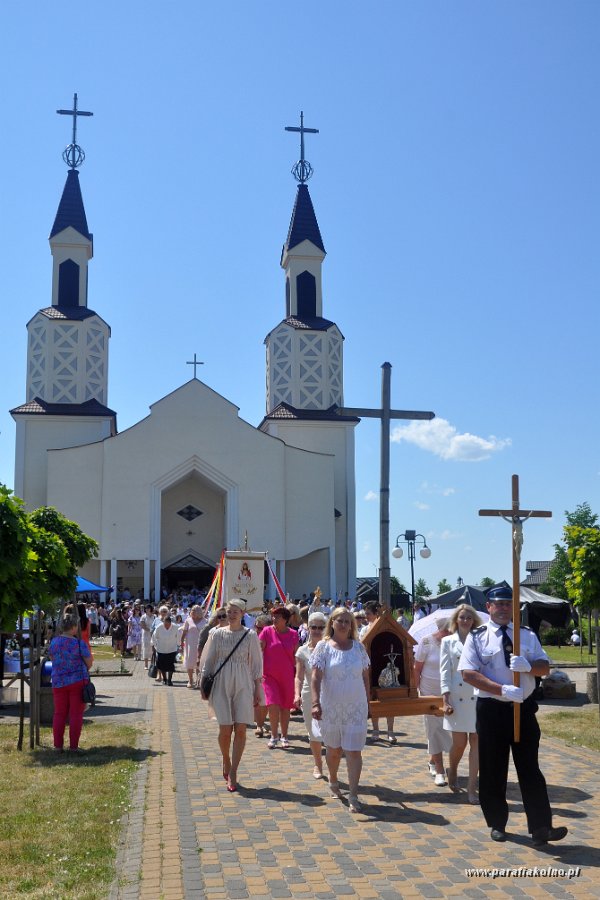 043 Rusza procesja eucharystyczna.jpg